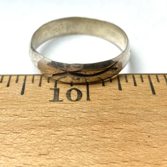 Navajo vintage Sterling carved band ring .Native American Art Deco band ring. - Picture 2 of 4